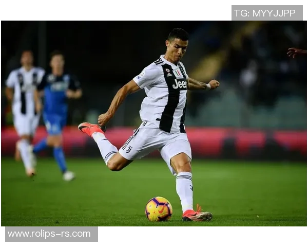 足球球星飞身极限救球震撼瞬间展现永不放弃拼搏精神